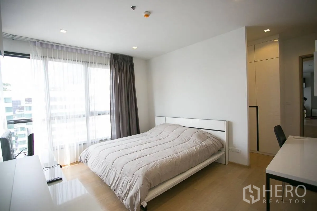 คอนโด ให้เช่าในWatthana, Bangkok - ห้องนอนสว่าง โปร่งด้วยหน้าต่างบานใหญ่ ม่านสองชั้น โต๊ะทำงาน และเตียงควีน