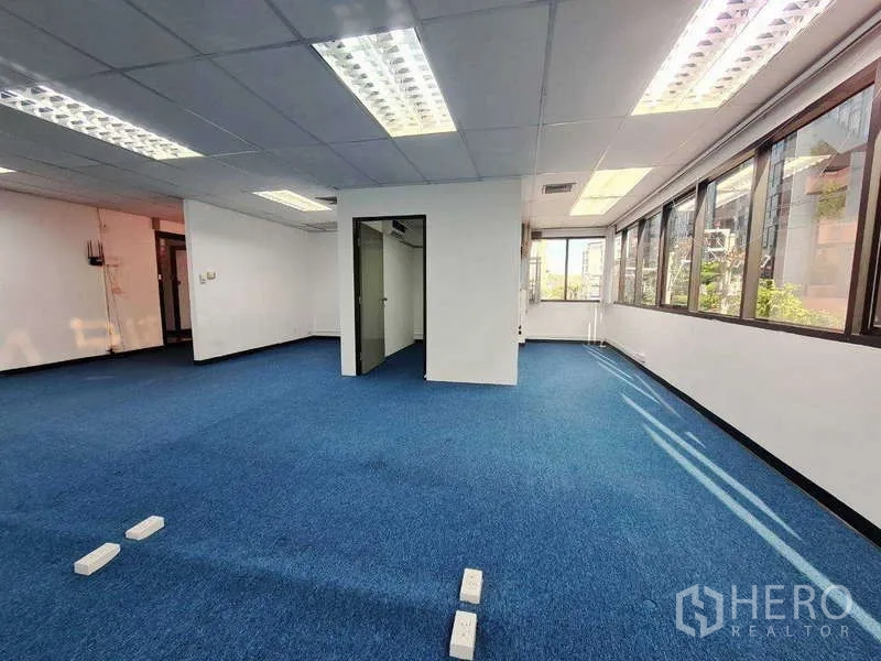 สำนักงาน ให้เช่าในKhlong Toei, Bangkok - พื้นที่ทำงานโล่งพร้อมหน้าต่างจำนวนมากและห้องขนาดกะทัดรัดตรงกลาง