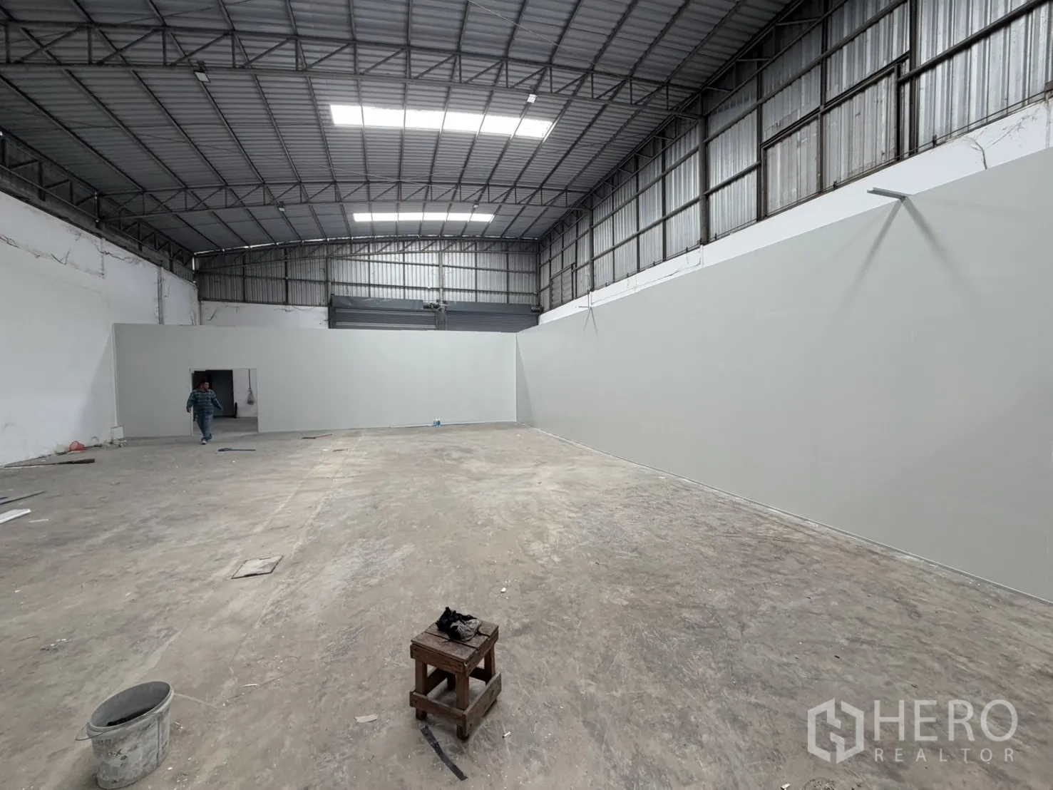 Warehouse for rent in Khlong Luang, Pathum Thani - Large clear-span workspace with a continuous partition wall and smooth floor.