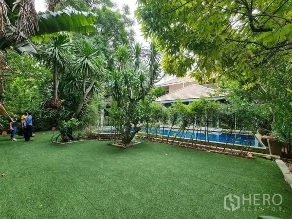 บ้าน ขายในBang Na, Bangkok - สนามหญ้าและสวนเขตร้อนเขียวชอุ่ม มองเห็นสระว่ายน้ำและศาลา