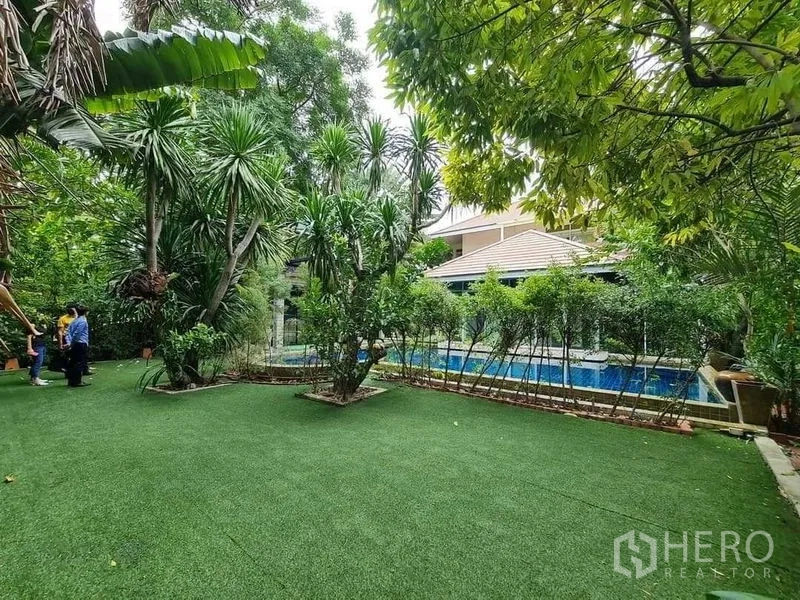 บ้าน ขายในBang Na, Bangkok - สนามหญ้าและสวนเขตร้อนเขียวชอุ่ม มองเห็นสระว่ายน้ำและศาลา
