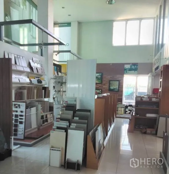 สำนักงานที่บ้าน ให้เช่าในMin Buri, Bangkok - โชว์รูมเพดานสูงแบบดับเบิลวอลลุ่ม มีชั้นวางสินค้าและหน้าต่างบานใหญ่รับแสง