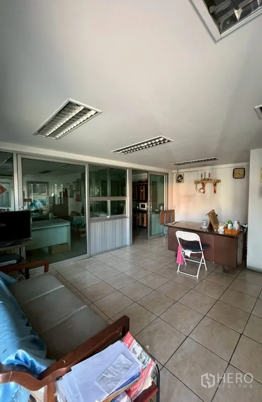 工厂 for rent in Phra Pradaeng, Samut Prakan - 办公室内景，瓷砖地面、玻璃隔断与嵌入式灯具。