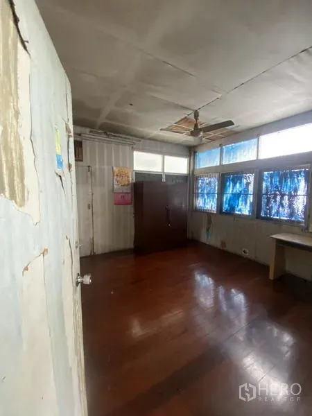 บ้าน ให้เช่าในKhlong Toei, Bangkok - ห้องว่างพื้นไม้ พัดลมติดเพดาน และหน้าต่างบานใหญ่ เหมาะสำหรับรีโนเวท