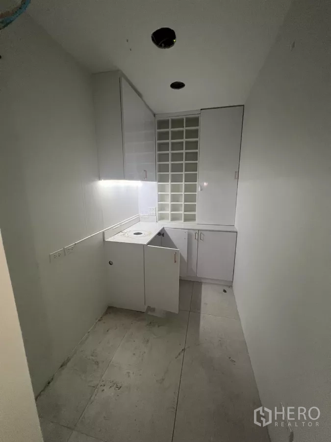 พื้นที่ขายปลีก ให้เช่า - มุมครัวสีขาว ตู้บิลท์อิน เคาน์เตอร์ อ่างล้าง พื้นกระเบื้อง