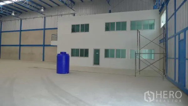 货栈 出租在Bang Phli, Samut Prakan - 仓内两层办公室，带多扇窗户，连接宽敞仓库空间。