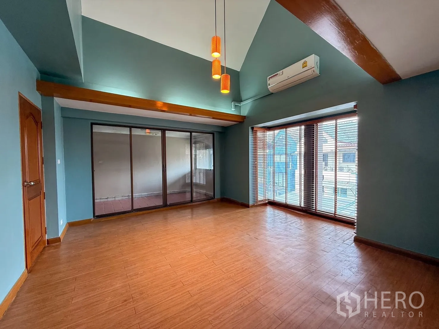 家庭办公室 for rent in Wang Thonglang, Bangkok - 顶层房间，拱形挑高天花与外露木梁，大窗采光佳。