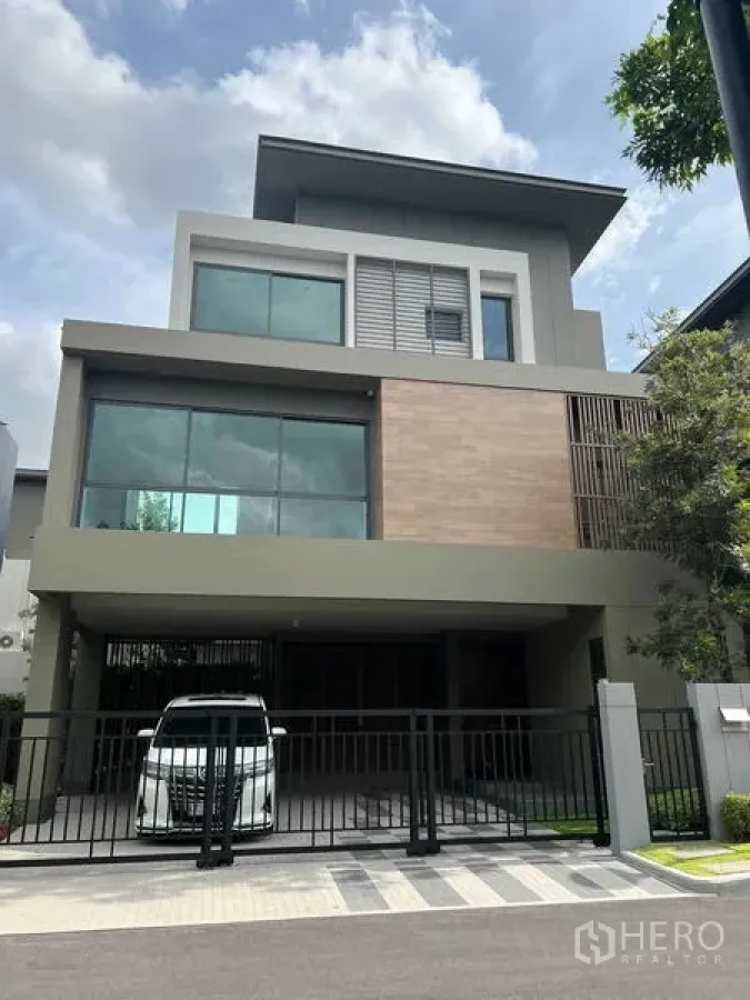 บ้าน ขายในBang Kruai, Nonthaburi - ด้านหน้าบ้านเดี่ยวร่วมสมัย 3 ชั้น พร้อมโรงจอดรถและประตูรั้ว