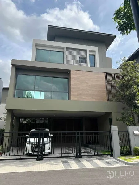 บ้าน ขายในBang Kruai, Nonthaburi - ด้านหน้าบ้านเดี่ยวร่วมสมัย 3 ชั้น พร้อมโรงจอดรถและประตูรั้ว