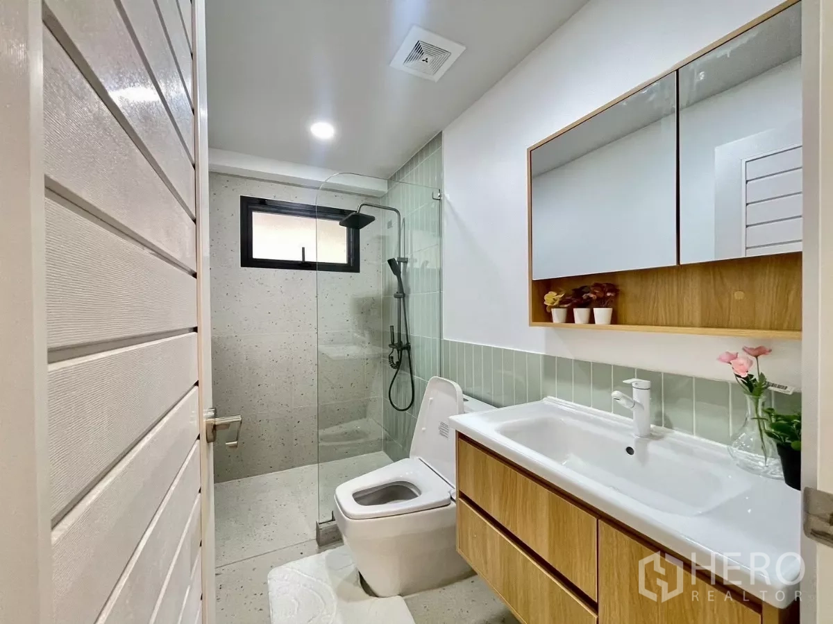 独立式住宅 出售在Prawet, Bangkok - 现代卫浴，玻璃淋浴间、木质浴柜与背光镜。