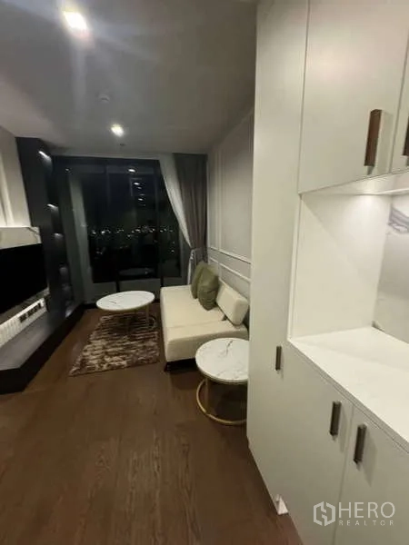 คอนโด ให้เช่าในKhlong Toei, Bangkok - มุมมองห้องนั่งเล่นจากทางเข้า มีตู้บิวท์อินและประตูออกระเบียง