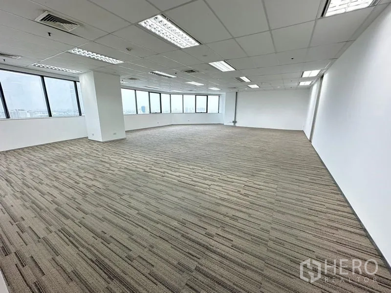 สำนักงาน ให้เช่าในWatthana, Bangkok - ฮอลล์กว้างพร้อมตู้บิวท์อินลายไม้และหน้าต่างกว้าง เหมาะเป็นพื้นที่ทีมงาน