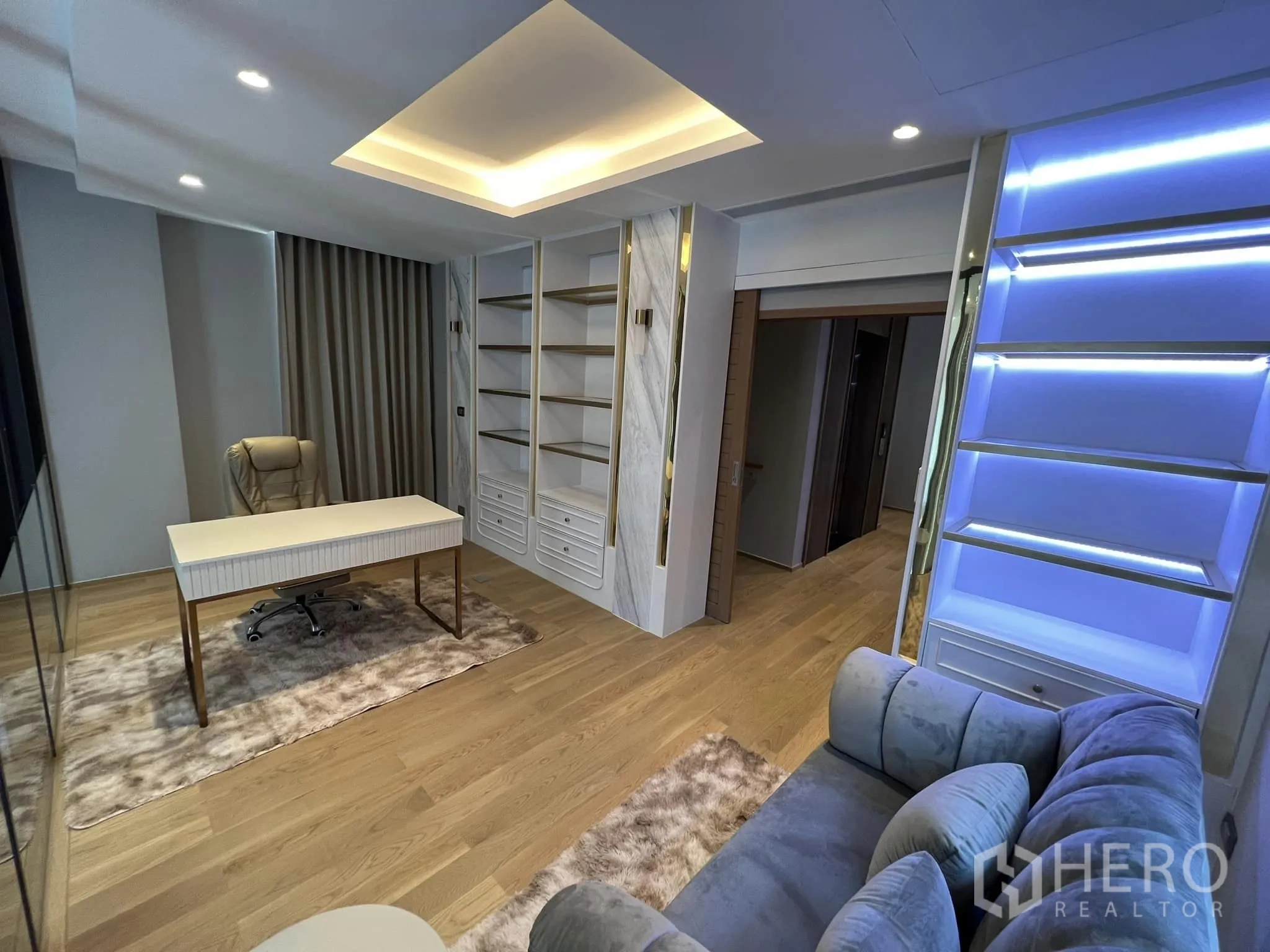 บ้าน ให้เช่าหรือขายในYan Nawa, Bangkok - มุมทำงานพร้อมชั้นโชว์ไฟ LED และโซฟา