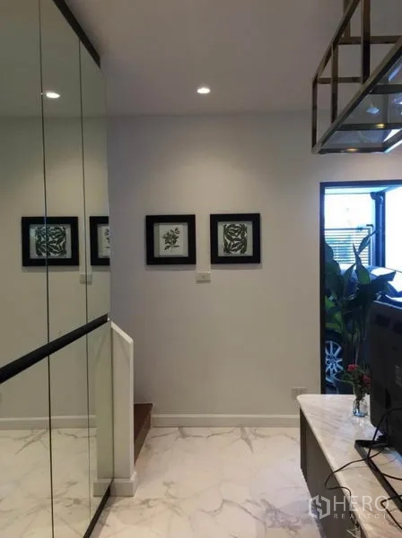 ทาวน์เฮาส์ ให้เช่าในKhlong Toei, Bangkok - โถงทางเข้า ตู้บิลต์อินบานกระจก เฟรมภาพ และบันไดขึ้นชั้นบน