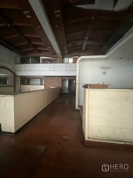 店屋 出租在Huai Khwang, Bangkok - 长形过道空间，木质天花与内置柜台。