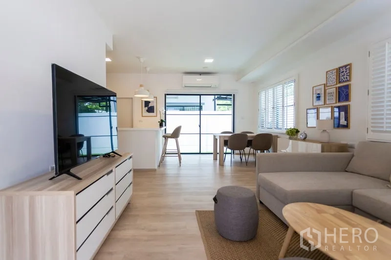 Townhouse for rent in Bang Phli, Samut Prakan - View from living to dining and kitchen with TV unit, pendant lights and patio access.