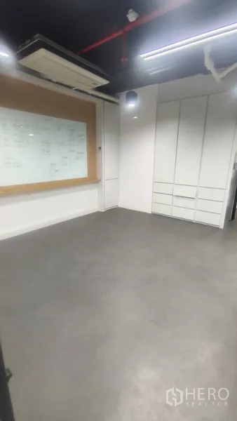 办公空间 出租在Pathum Wan, Bangkok - 私密房间，内置柜与墙面白板，顶部照明。