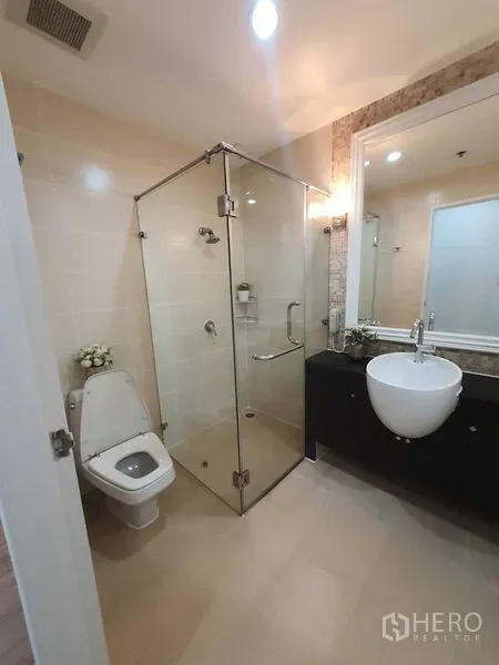 อพาร์ทเมนท์ ให้เช่าในWatthana, Bangkok - ห้องน้ำมีตู้กระจกกั้นอาบน้ำ โถสุขภัณฑ์ และเคาน์เตอร์อ่างล้างหน้าทรงถ้วย
