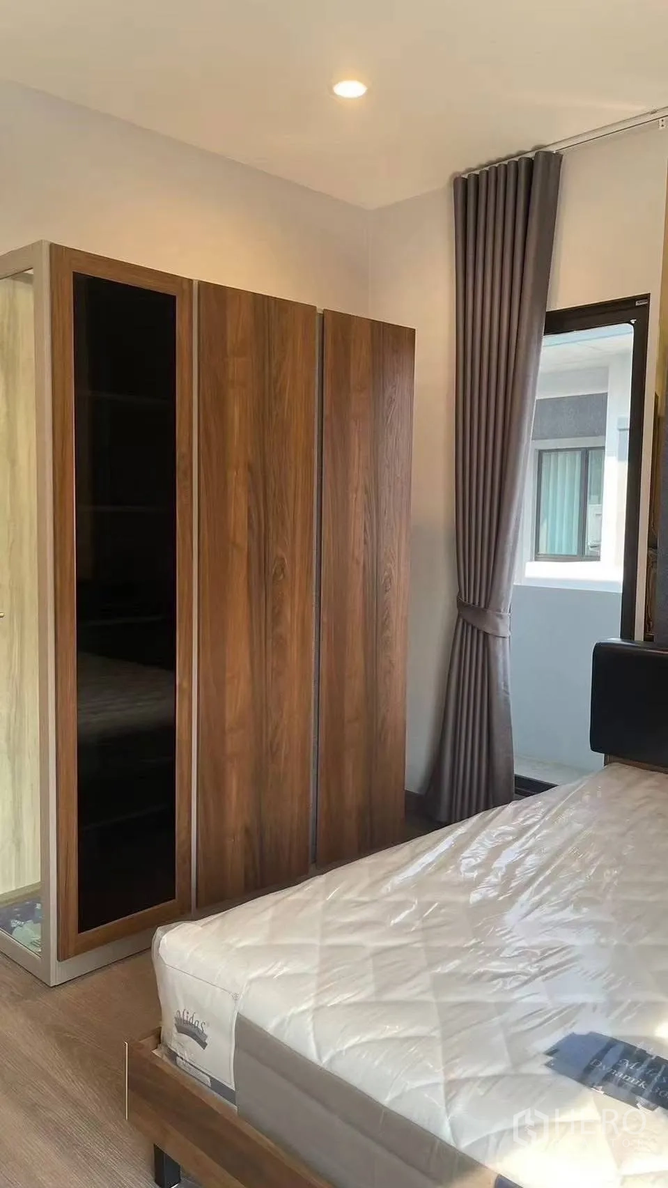 Detached House for rent in Prawet, Bangkok - Cozy bedroom with new mattress, wooden wardrobe and curtained window.