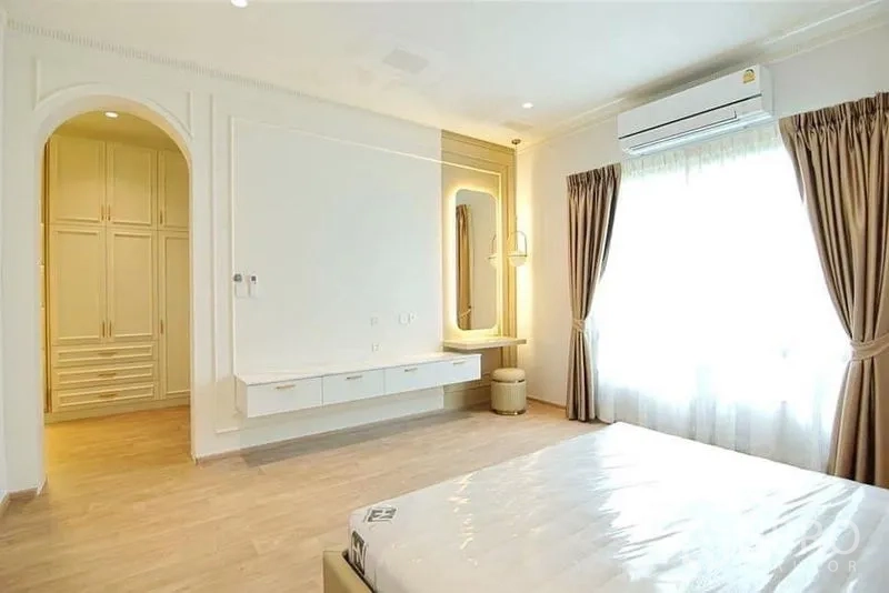บ้าน ให้เช่าในLat Krabang, Bangkok - ห้องนอนสว่างเชื่อมวอล์กอินคลอเซ็ต พร้อมโต๊ะเครื่องแป้ง