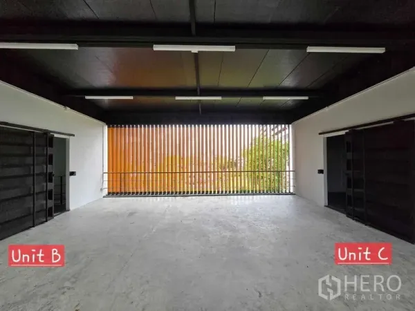 带办公室的家 出租在Chatuchak, Bangkok - 开放式办公楼层，黑色天花与橙色竖向百叶引入自然采光。