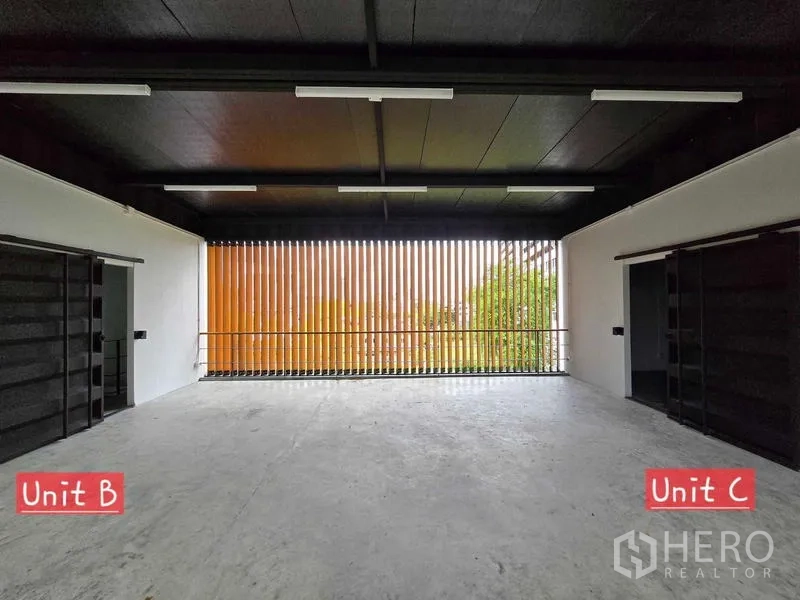 带办公室的家 出租在Chatuchak, Bangkok - 开放式办公楼层，黑色天花与橙色竖向百叶引入自然采光。