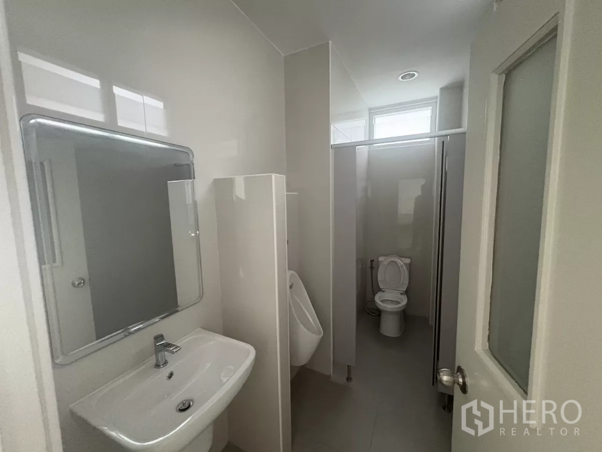 工厂 出租在Bang Phli, Samut Prakan - 卫生间，带洗手盆、小便池及独立坐便间