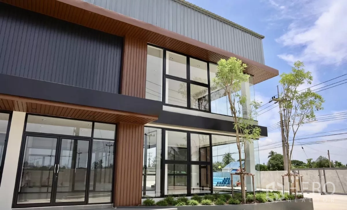 工厂 出租或出售在Phutthamonthon, Nakhon Pathom - 办公翼一层入口与大面积落地窗及雨棚。