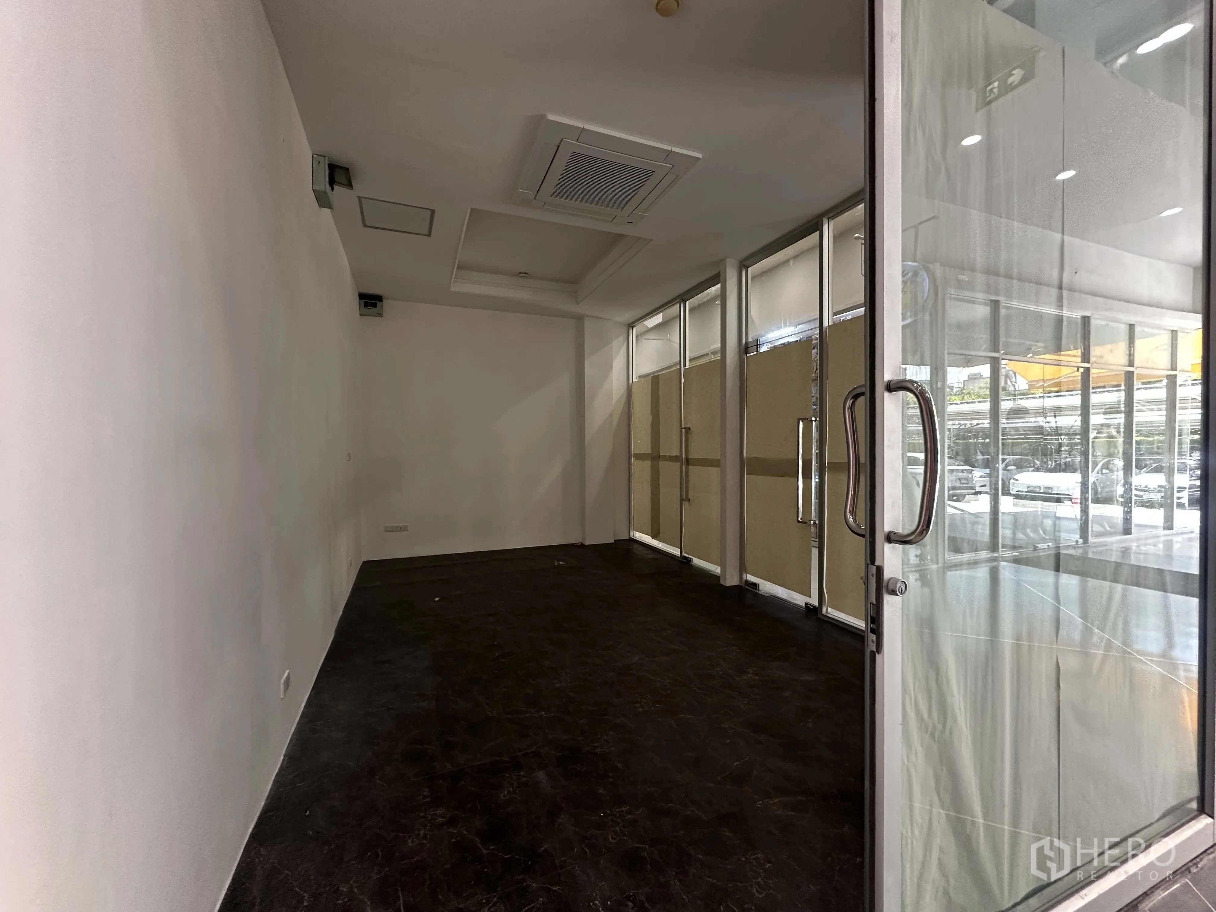 零售空间 for rent in Khlong Toei, Bangkok - 双开玻璃门入口，连通小巧店铺与通透的玻璃门面。