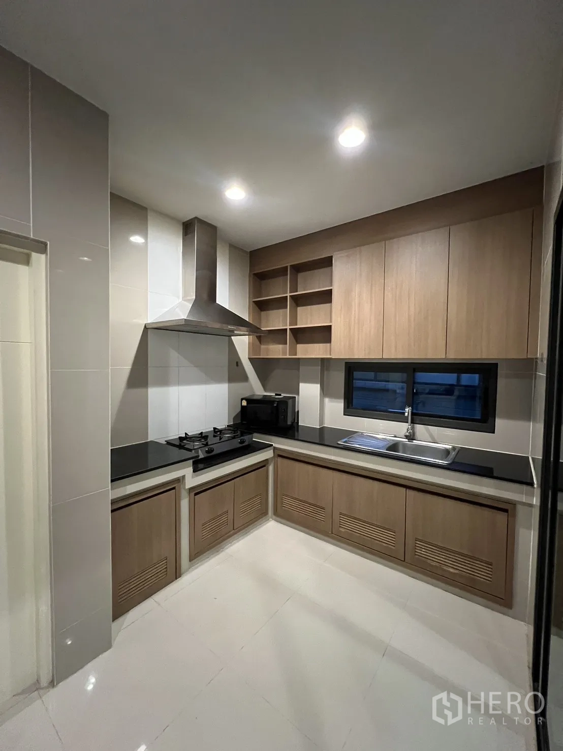 บ้าน ให้เช่าหรือขายในBang Kapi, Bangkok - โซนงานครัวหลังบ้านกั้นกระจก พร้อมตู้เย็นและเครื่องซักผ้า