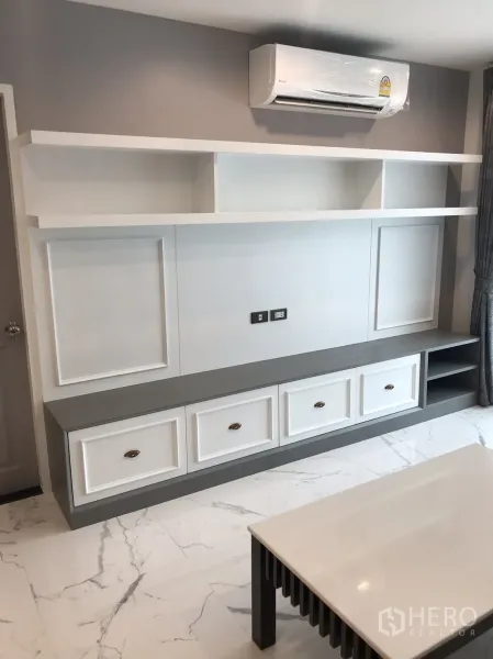 公寓 出租或出售在Khlong Toei, Bangkok - 白色定制媒体墙与顶柜，配分体空调。
