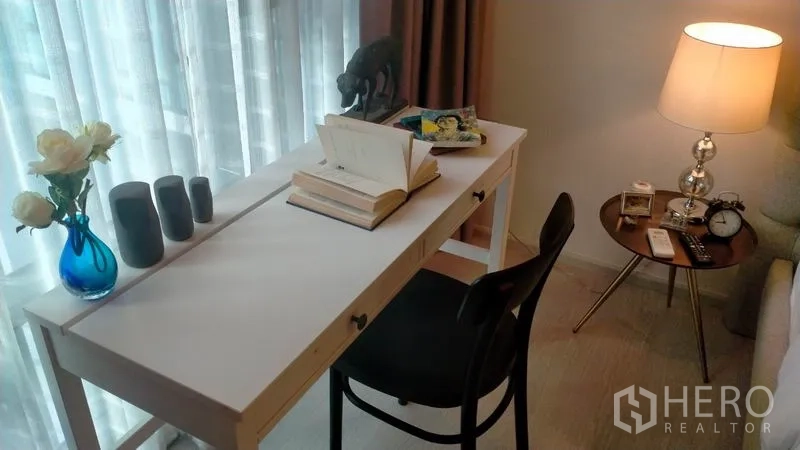 คอนโด ให้เช่าหรือขายในKhlong Toei, Bangkok - มุมทำงานข้างหน้าต่าง โต๊ะสีขาว เก้าอี้ โคมไฟ และของตกแต่ง