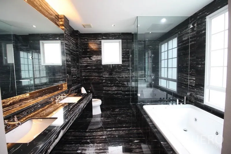 Detached House for rent or sale - Luxurious bathroom with black marble, double vanity, glass shower enclosure and soaking bathtub.