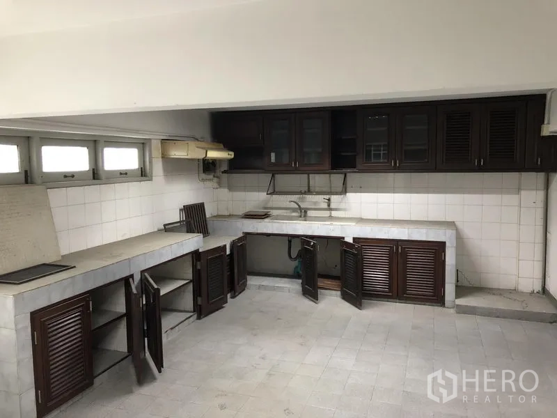 办公空间 出租在Huai Khwang, Bangkok - 带瓷砖墙面的茶水间，长操作台与深色木柜