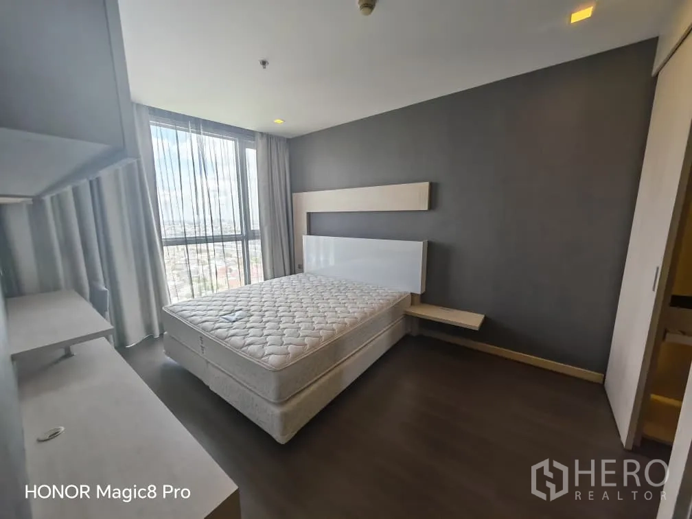 คอนโด for rent in Watthana, Bangkok - ห้องนอนสว่างเตียงขนาดควีน ผนังเทา และหน้าต่างสูงจรดเพดานพร้อมวิวเมือง