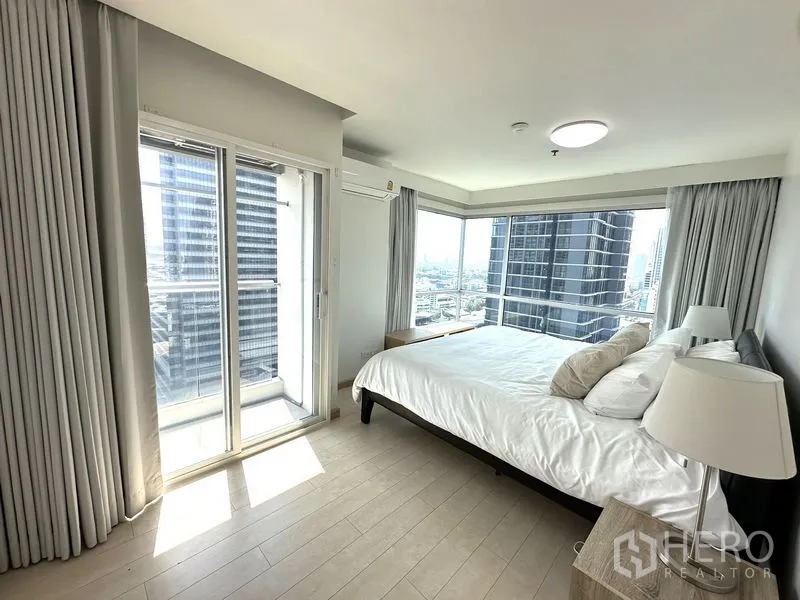 公寓 出售在Bang Rak, Bangkok - 采光充足的卧室，转角落地窗、阳台门与城市景观。