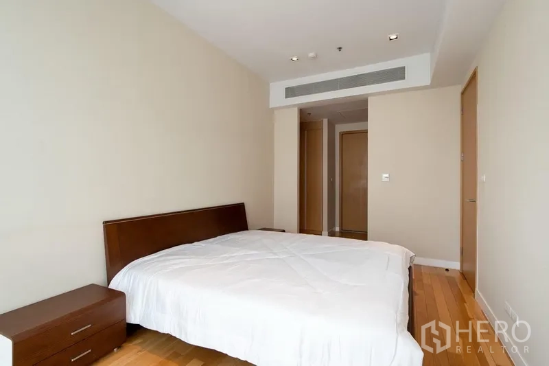 คอนโด ให้เช่าในKhlong Toei, Bangkok - ห้องนอนหลัก เตียงคู่ พื้นไม้ ผนังสีเรียบ และช่องระบายอากาศบิลท์อิน