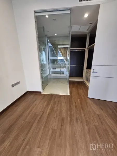 คอนโด ให้เช่าในWatthana, Bangkok - ห้องนอนเชื่อมต่อห้องน้ำในตัวด้วยประตูกระจกและตู้เสื้อผ้าแบบวอล์กอิน