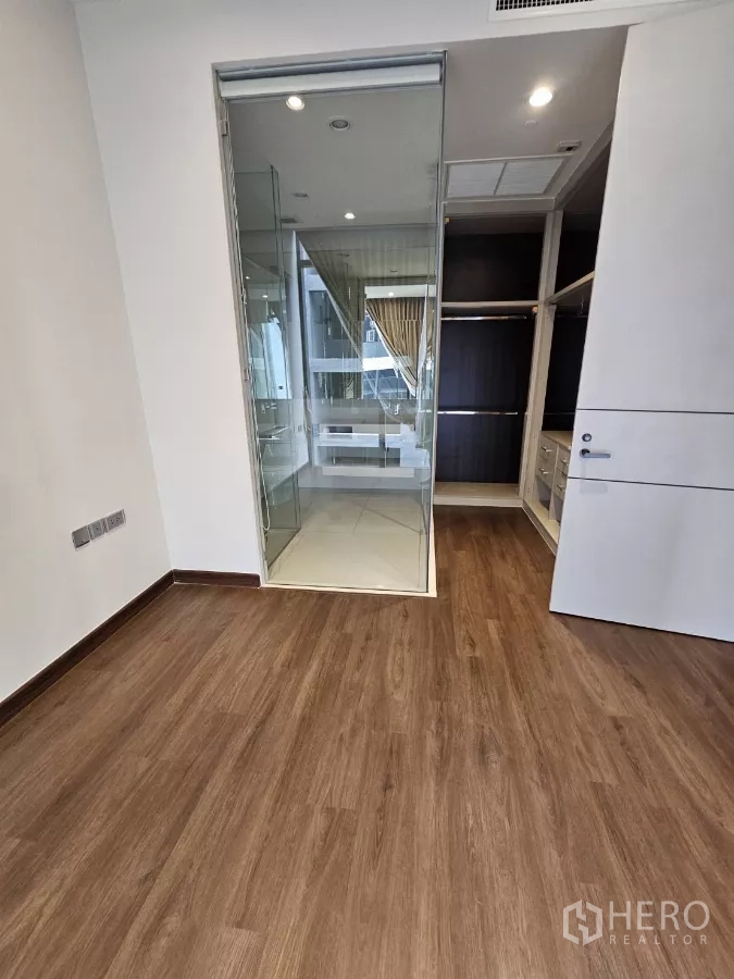 คอนโด ให้เช่าในWatthana, Bangkok - ห้องนอนเชื่อมต่อห้องน้ำในตัวด้วยประตูกระจกและตู้เสื้อผ้าแบบวอล์กอิน