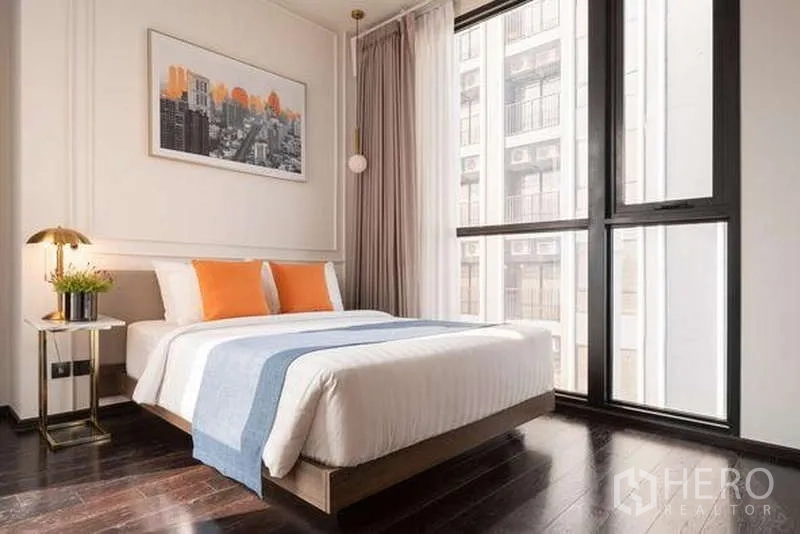 公寓 出租在Watthana, Bangkok - 主卧设落地窗与双人床，可见城市景观