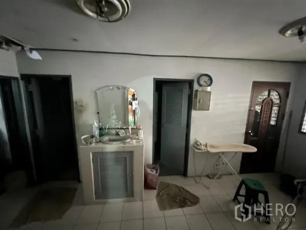 บ้าน ขายในPhra Khanong, Bangkok - โถงภายในบ้านมีตู้ล้างหน้า ประตูหลายบาน พื้นกระเบื้อง และโต๊ะรีดผ้า