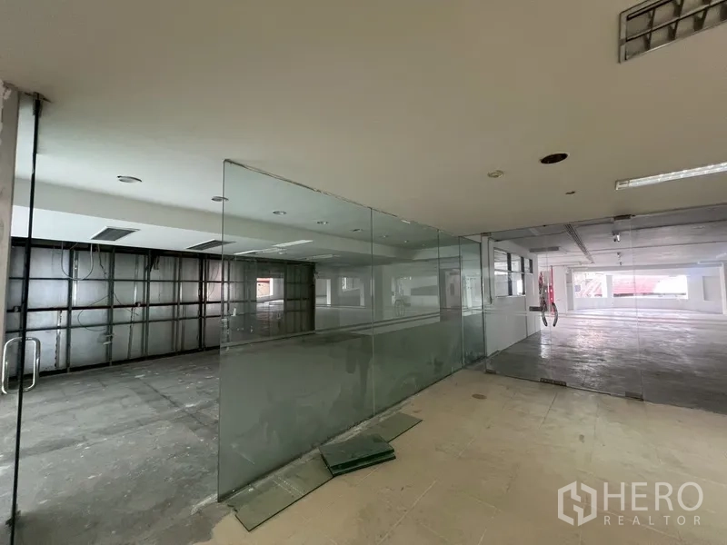 展厅 出租在Khlong Toei, Bangkok - 室内玻璃隔间，可作洽谈或销售区。