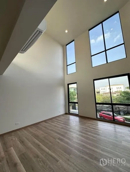 联排别墅 出租在Yan Nawa, Bangkok - 挑高空间，落地窗与木地板