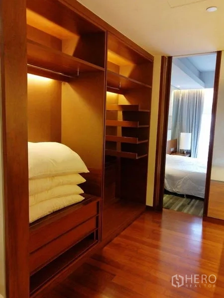 คอนโด ให้เช่าในPathum Wan, Bangkok - วอล์กอินคลอเซ็ต ตู้ไม้บิลท์อินและลิ้นชักไฟในตัว