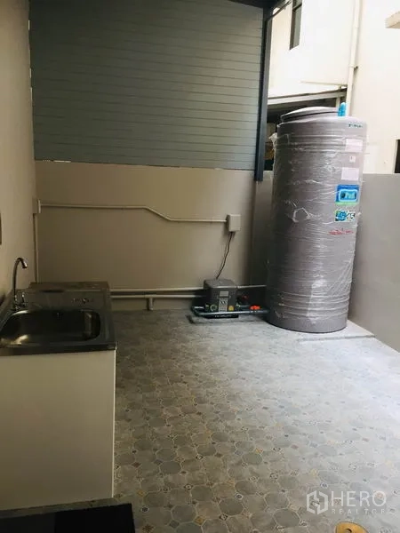 带办公室的家 出租在Wang Thonglang, Bangkok - 室外工作区设水槽、储水桶和水泵，地砖铺设