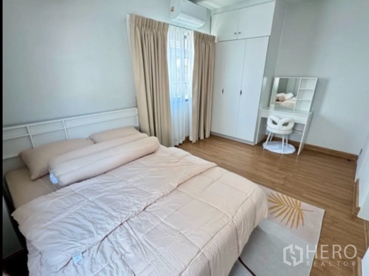 独栋房屋 for rent in Bang Phli, Samut Prakan - 卧室配床、衣柜、梳妆台与木地板。