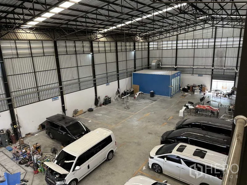 货栈 出租在Bang Khen, Bangkok - 从夹层俯瞰开放地面、车辆与蓝色模块房。