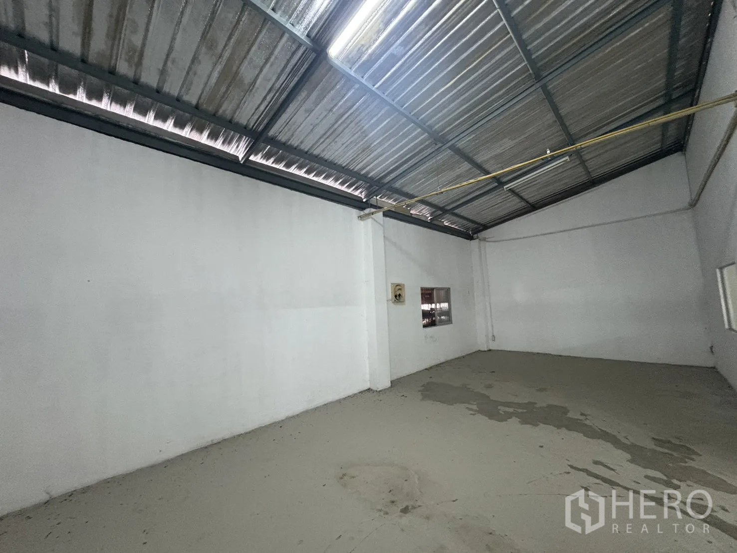 คลังสินค้า ให้เช่าในBang Phli, Samut Prakan - ห้องเก็บของชั้นลอย หลังคาเมทัลชีทลาดเอียง มีช่องหน้าต่าง