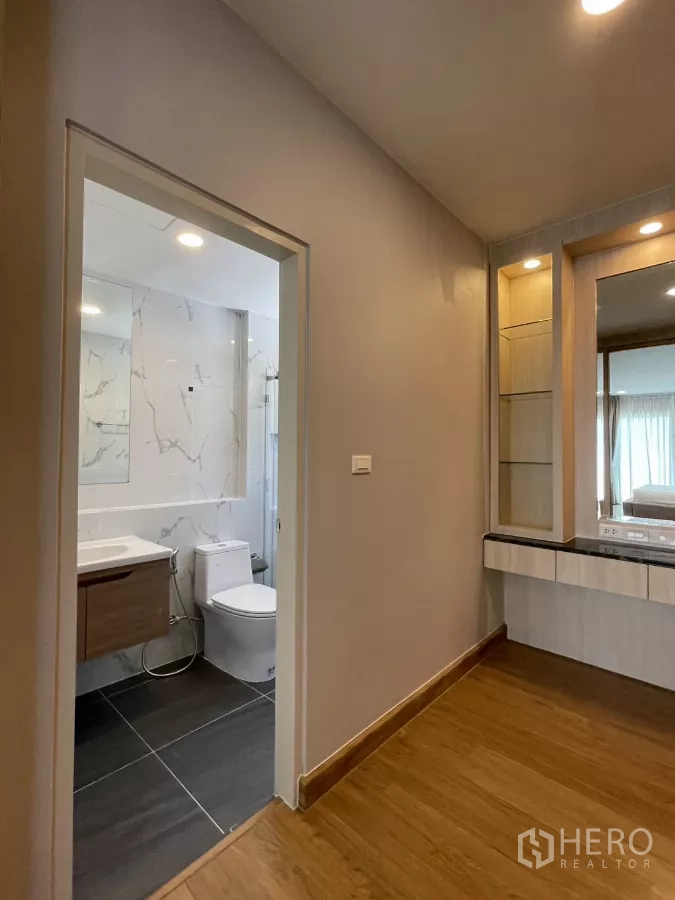 Detached House for rent in Bang Phli, Samut Prakan - Hallway to bathroom with dressing table and mirror.