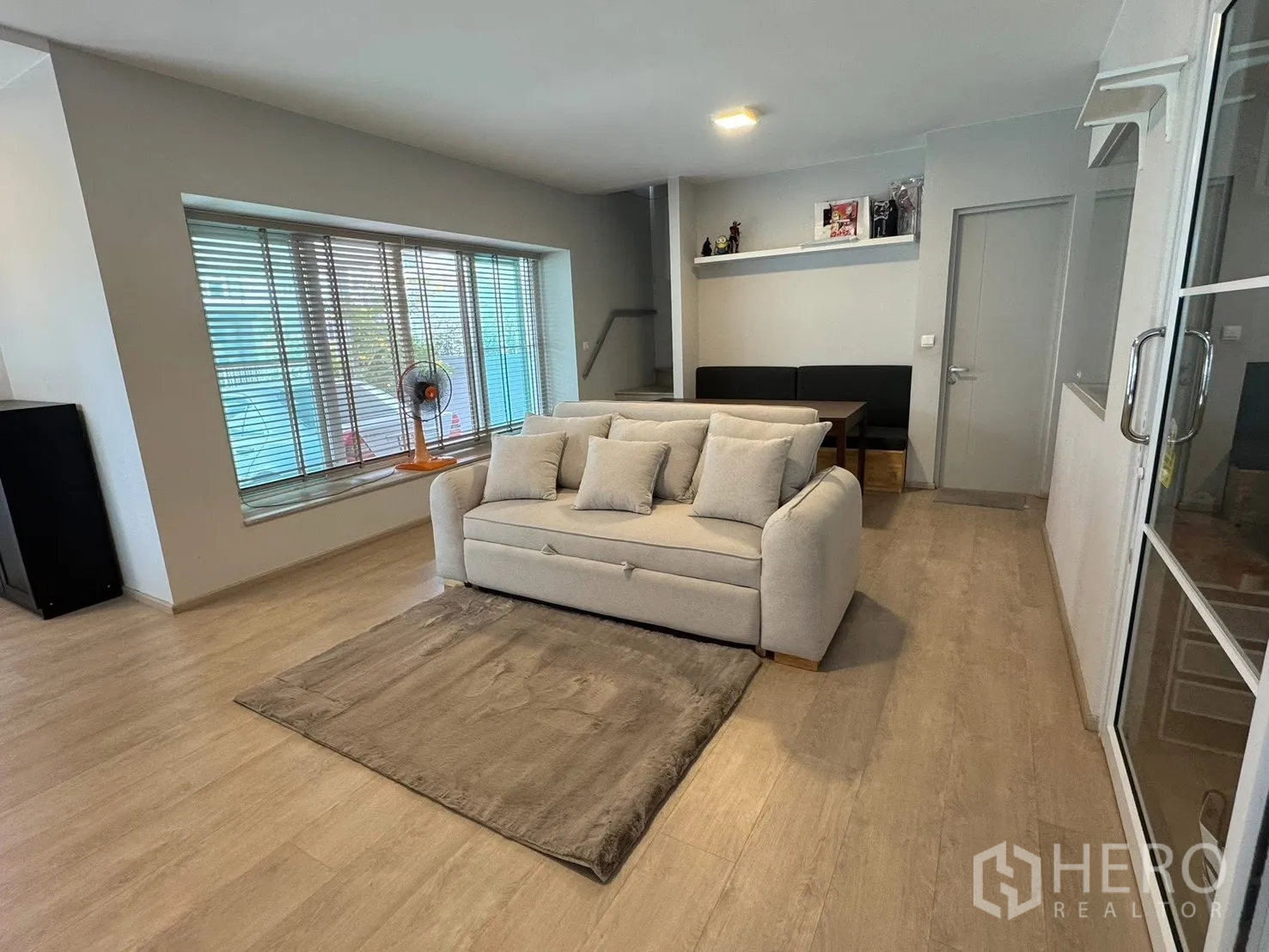 บ้านแฝด for rent in Prawet, Bangkok - ห้องนั่งเล่นสว่างมีหน้าต่างบานยาว โซฟา และพื้นลายไม้